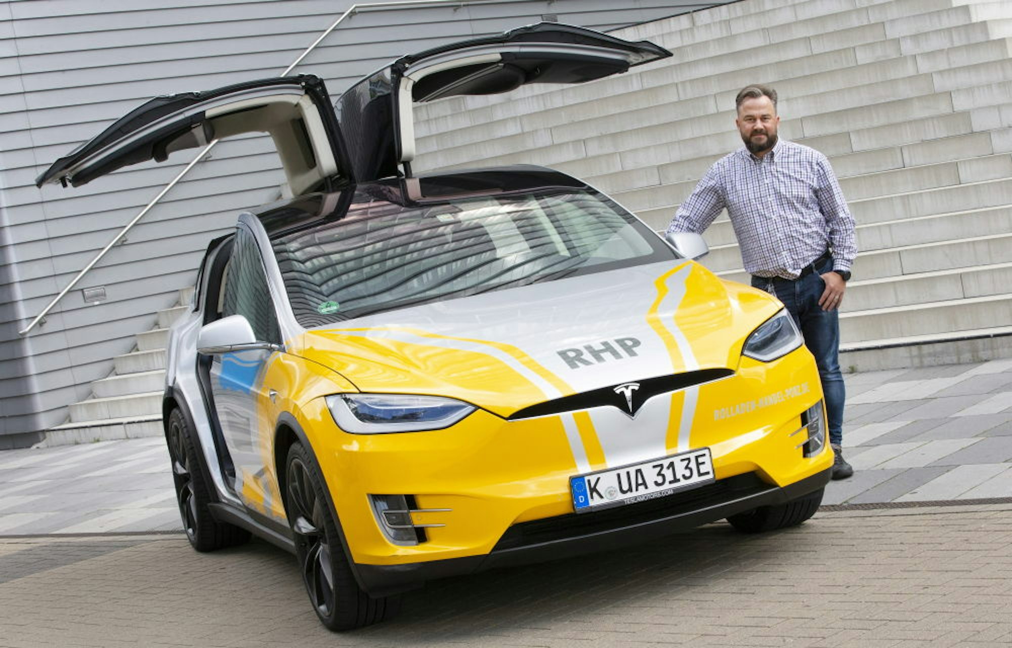Elektrisch angetrieben: Rollladenbauer André Urban fährt mit dem Tesla vor.  Heizungstechniker Stephan Blißenbach setzt auf einen modernen Diesel.