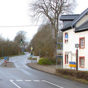 Die Ampelanlage in Kronenburg könnte für lange Staus auf der geplanten Umleitungsstrecke sorgen.