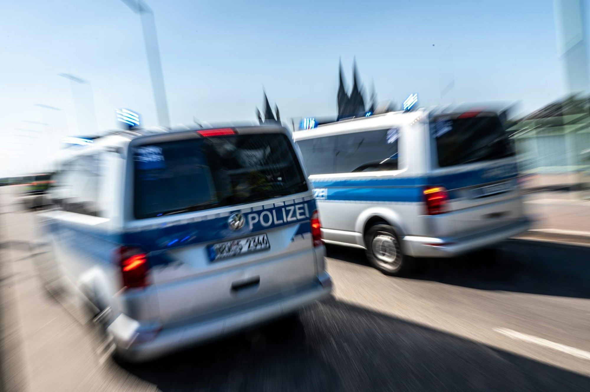 Zwei Wagen der Kölner Polizei im Einsatz.