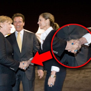 Bundeskanzlerin Angela Merkel wird am 14.04.2010 am Flughafen Los Angeles vom Gouverneur von Kalifornien, Arnold Schwarzenegger, und dessen Frau Maria Shriver begrüßt.