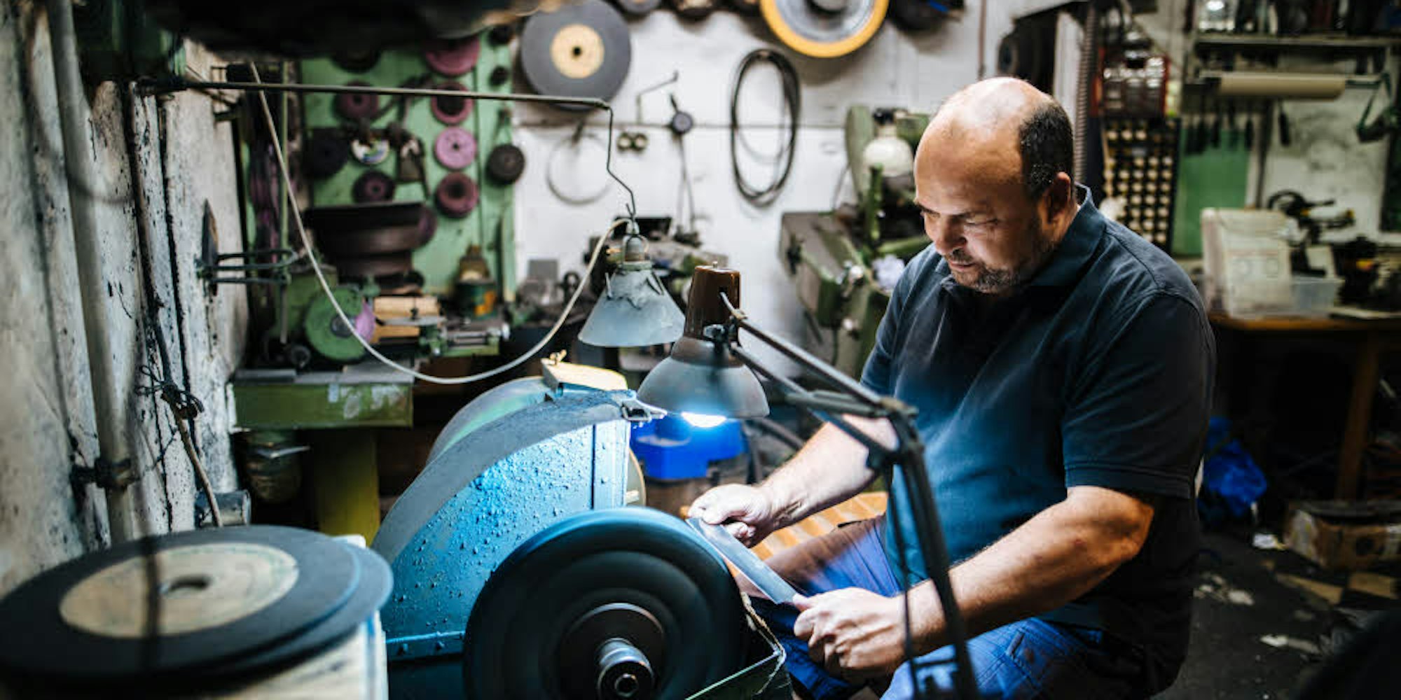 Stefan Schönfeld bringt an seinen Schleifböcken die Messer seiner Kunden wieder in Form. Sein Großvater hat schon in dieser Werkstatt gearbeitet und seit einem Jahr ist auch sein Sohn im Geschäft.