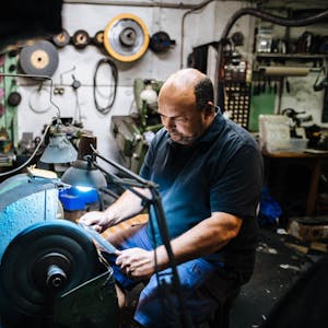 Stefan Schönfeld bringt an seinen Schleifböcken die Messer seiner Kunden wieder in Form. Sein Großvater hat schon in dieser Werkstatt gearbeitet und seit einem Jahr ist auch sein Sohn im Geschäft.