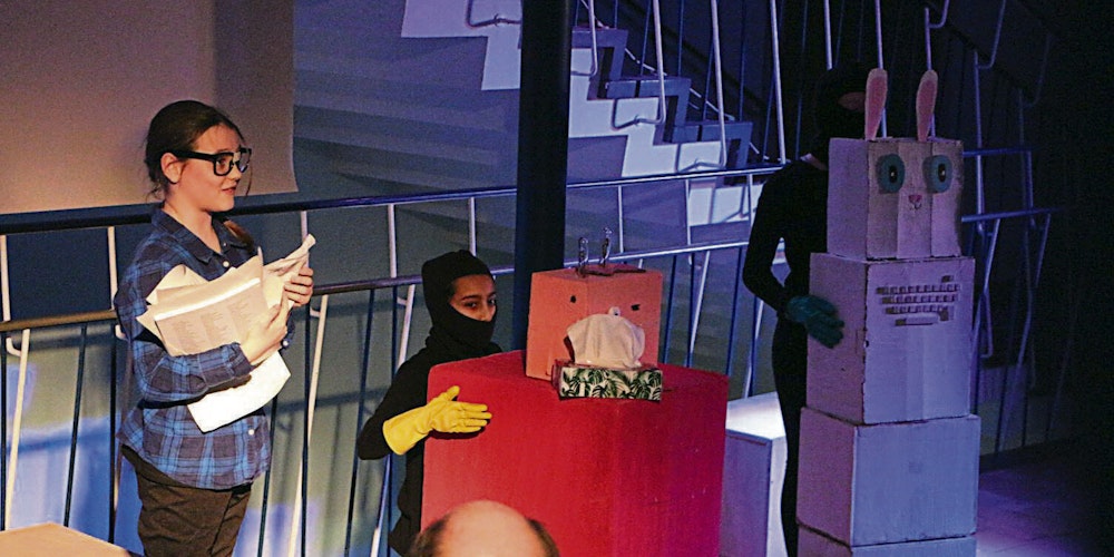 In Kooperation mit dem Bauturm-Theater studierte die Theater-AG kleine Stücke zum Thema „Mensch und Maschine“ ein.