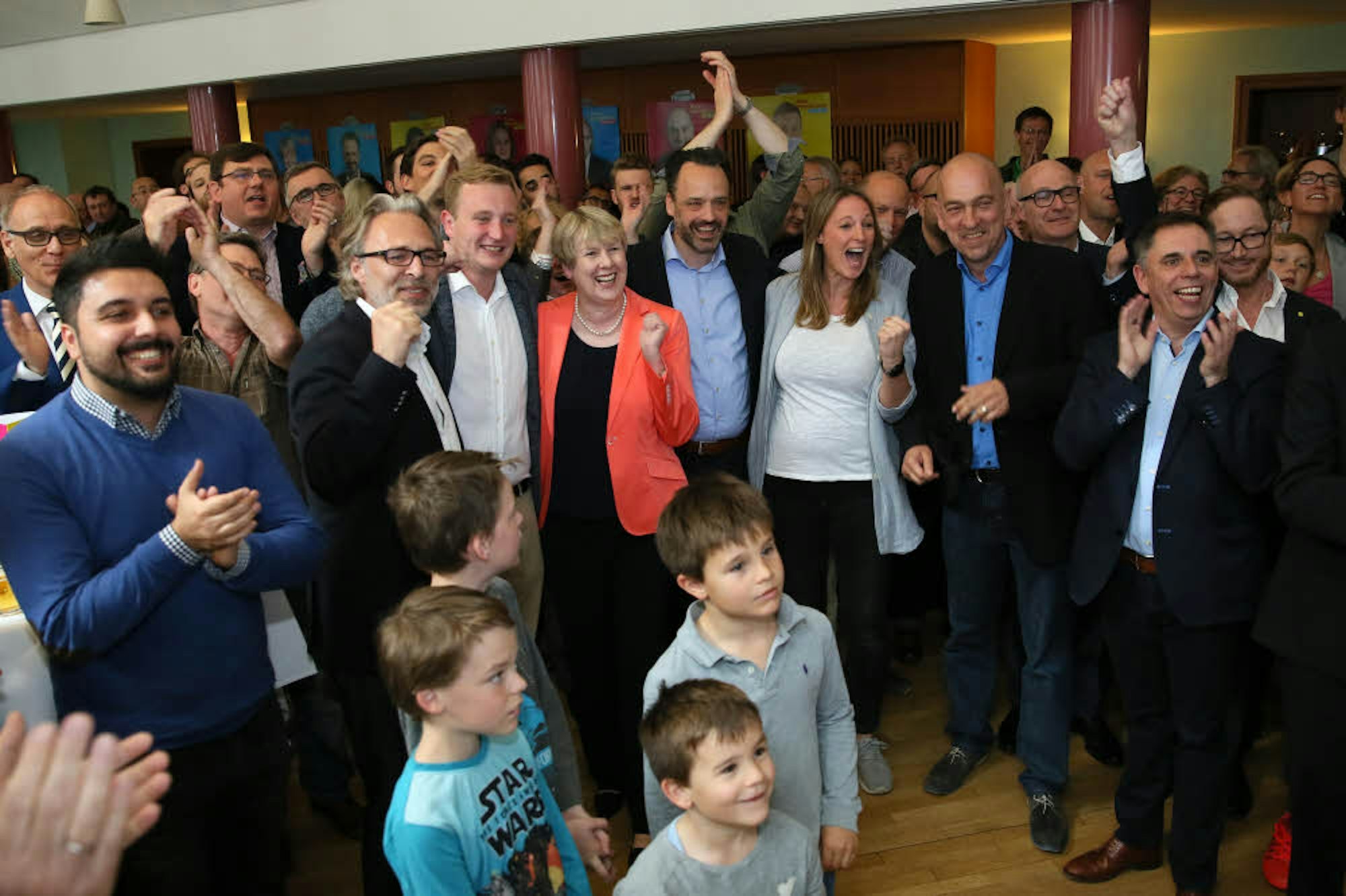 FDP-Mitglieder bejubeln ebenso wie die Kandidaten die Zahlen der ersten Prognose.