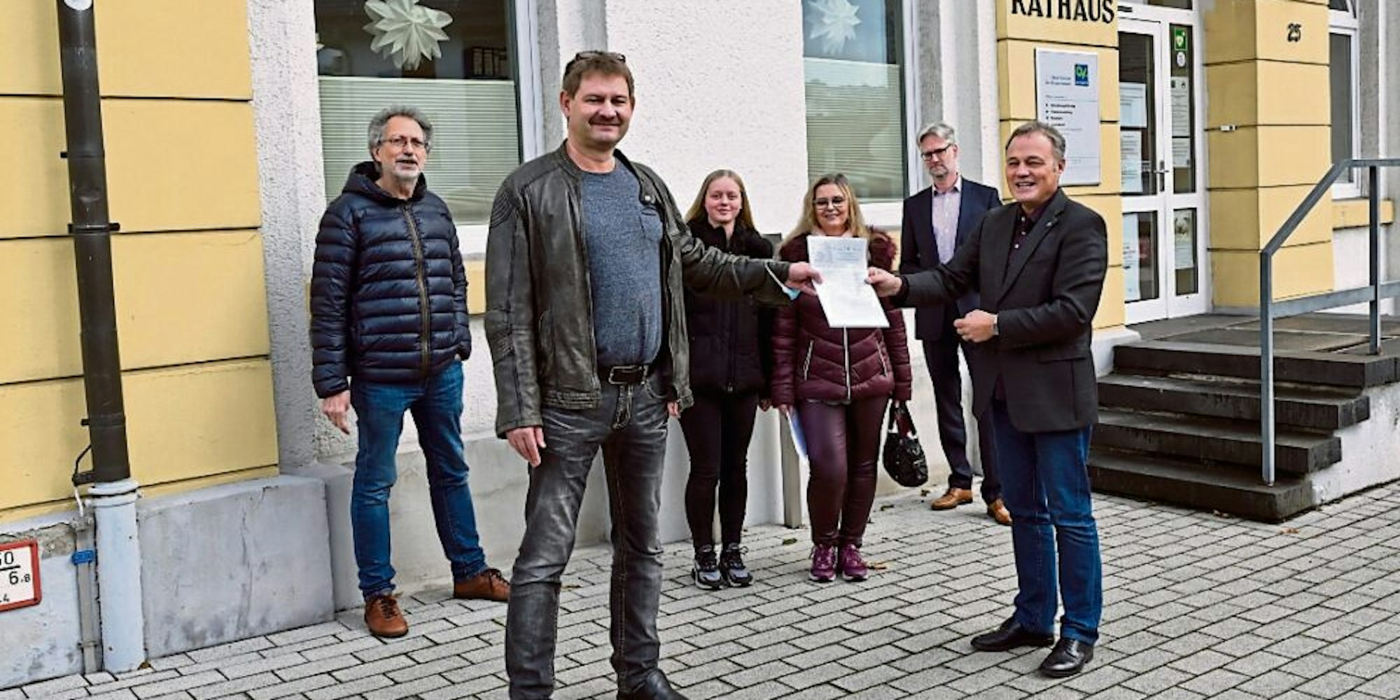 Die Unterschriftenlisten zur Frielinghausener Straße übergab Günther Adametz an Bürgermeister Jörg Weigt. Auch Mark vom Hofe vom Rheinisch-Bergisch Naturschutzverein war dabei.