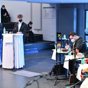 Den kritischen Fragen der Schülersprecher Marius Köster (2.v.l.) und Osman Mohamad (l.) stellten sich die Landtagswahl-Kandidaten aus Oberbergs Süden.