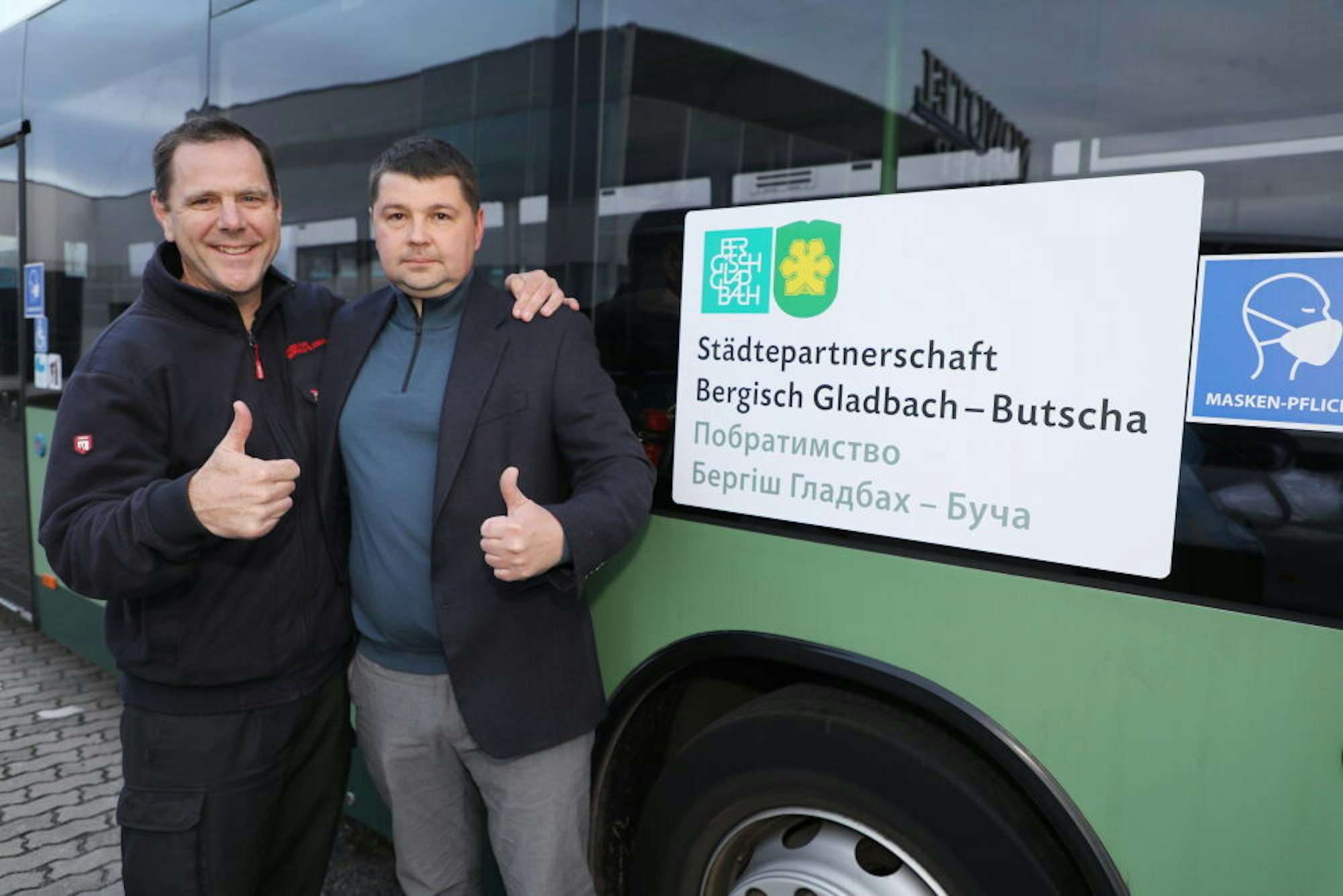 Treffen mit den Partnern aus Butscha in Görlitz: Feuerwehrchef Jörg Köhler freut sich Oleksii Martinuk wieder zu sehen.