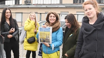 Manja Schmidt, Nadiia Khmeliuk, Linda Mai, Natalie Nothstein und Sarah Brasack bei der Übergabe der Magazine (v.l.) 