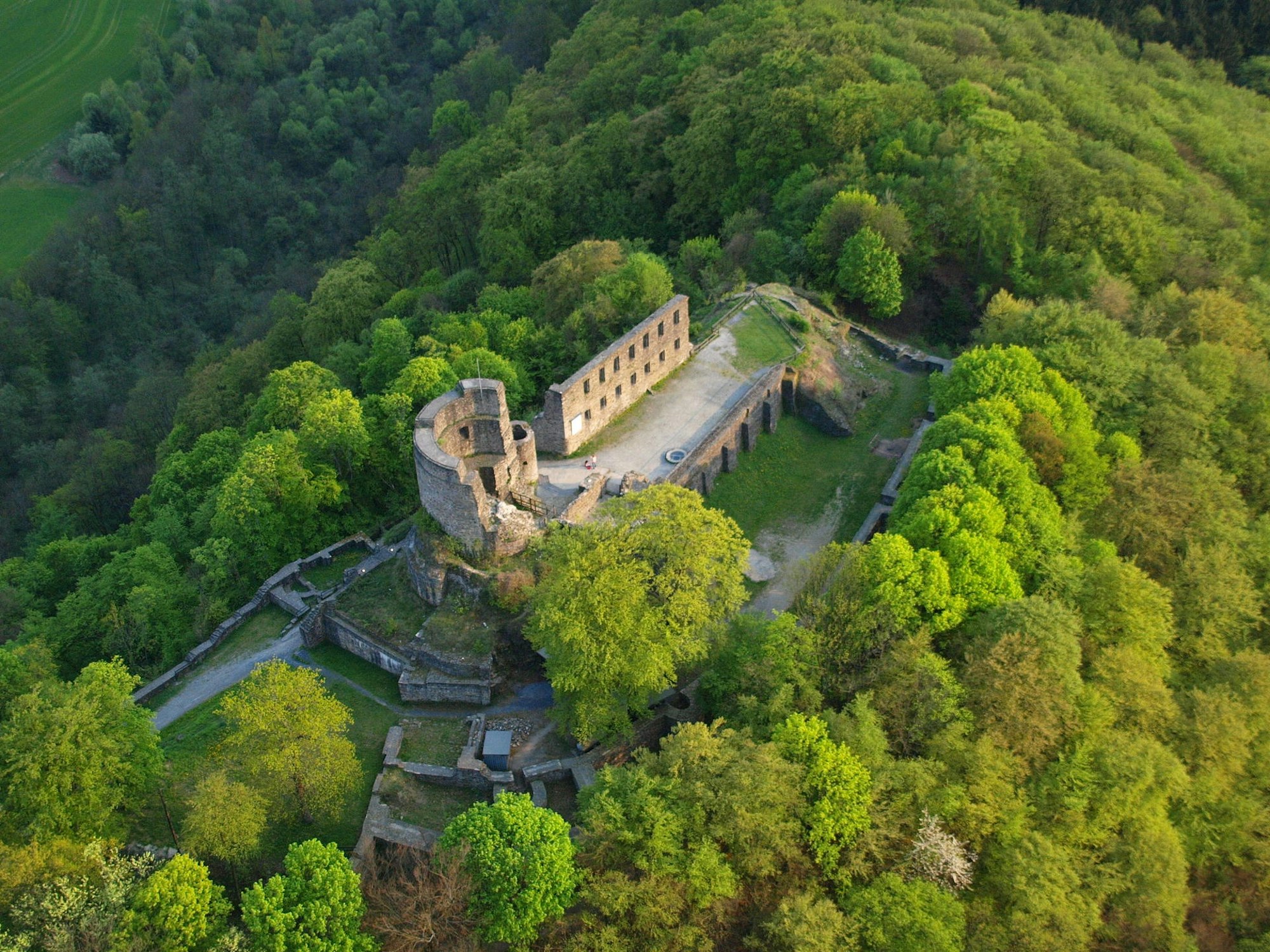 Burg Windeck Luftaufnahme Wikimedia Wolkenkratzer CC BY-SA 3.0