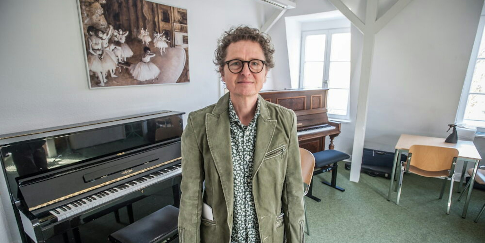 Maximilian Zelzner (56), der neue Leiter der städtischen Musikschule, im Unterrichtsraum im Dachgeschoss des Bürgerhauses. Statt Piano unterrichtet er Querflöte und Percussion.