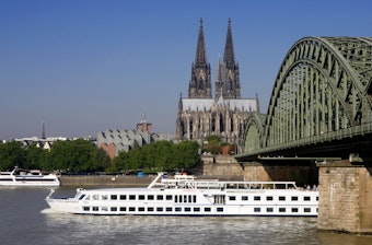 Unter der Hohenzollernbrücke her geht es auf der Kölner Panoramafahrt vorbei am Dom und an der Philharmonie.