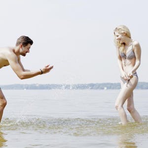 Abkühlung gefällig? Niederländer flirten laut Umfrage im Urlaub gern mit deutschen Frauen.
