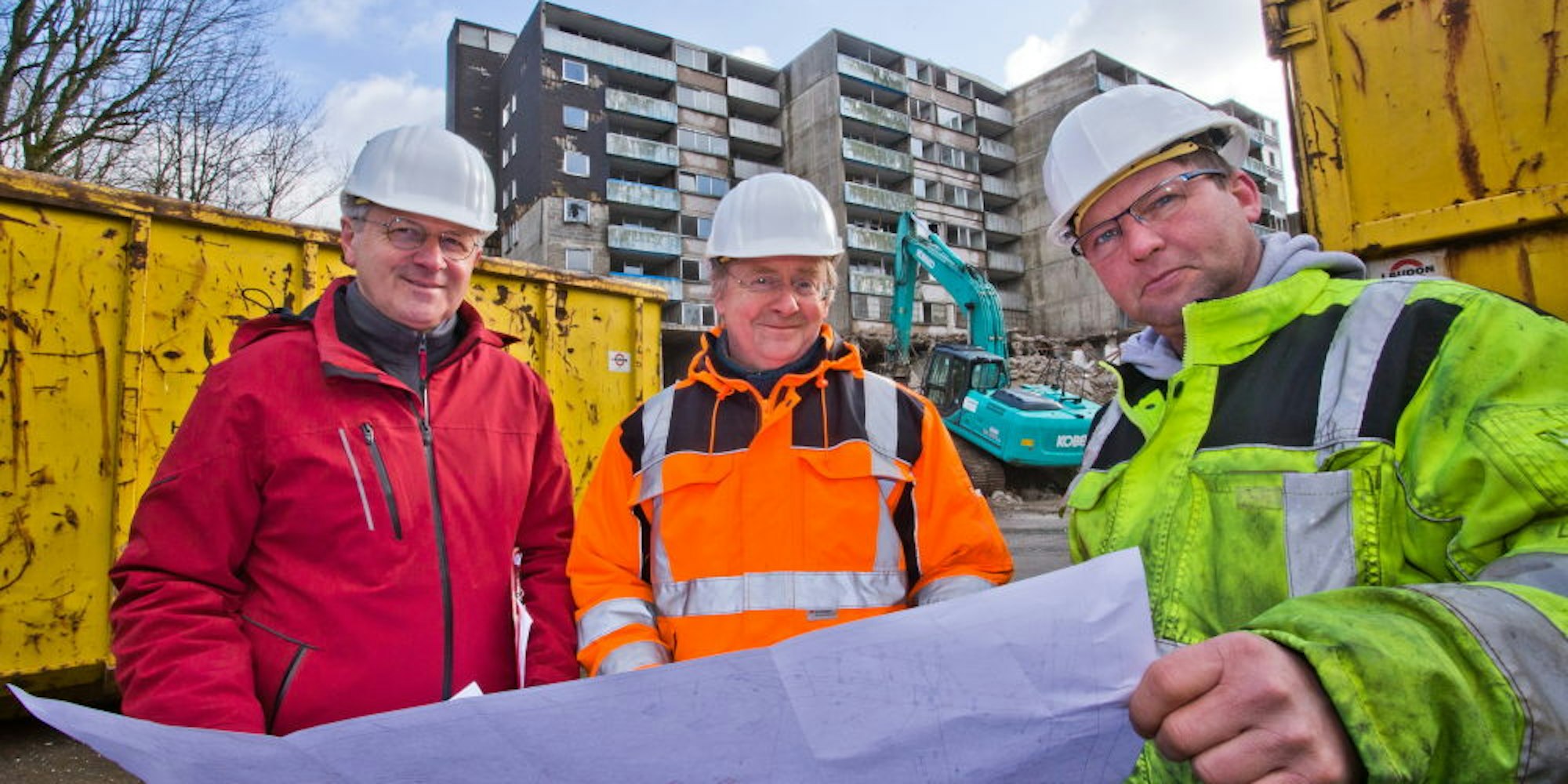 Die Drei vom Bau: Gebäudemanager Christoph Peikert (v.l.), Bauleiter Thomas Sachs und Polier Hartmut Douwes haben alles im Blick. 