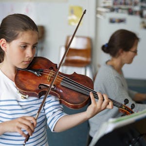 Wie fördert man talentierte Kinder ohne sie zu überfordern? Auch die Eltern von Marlene Palmen, die besonders begabt auf der Geige ist, haben sich diese Frage gestellt.