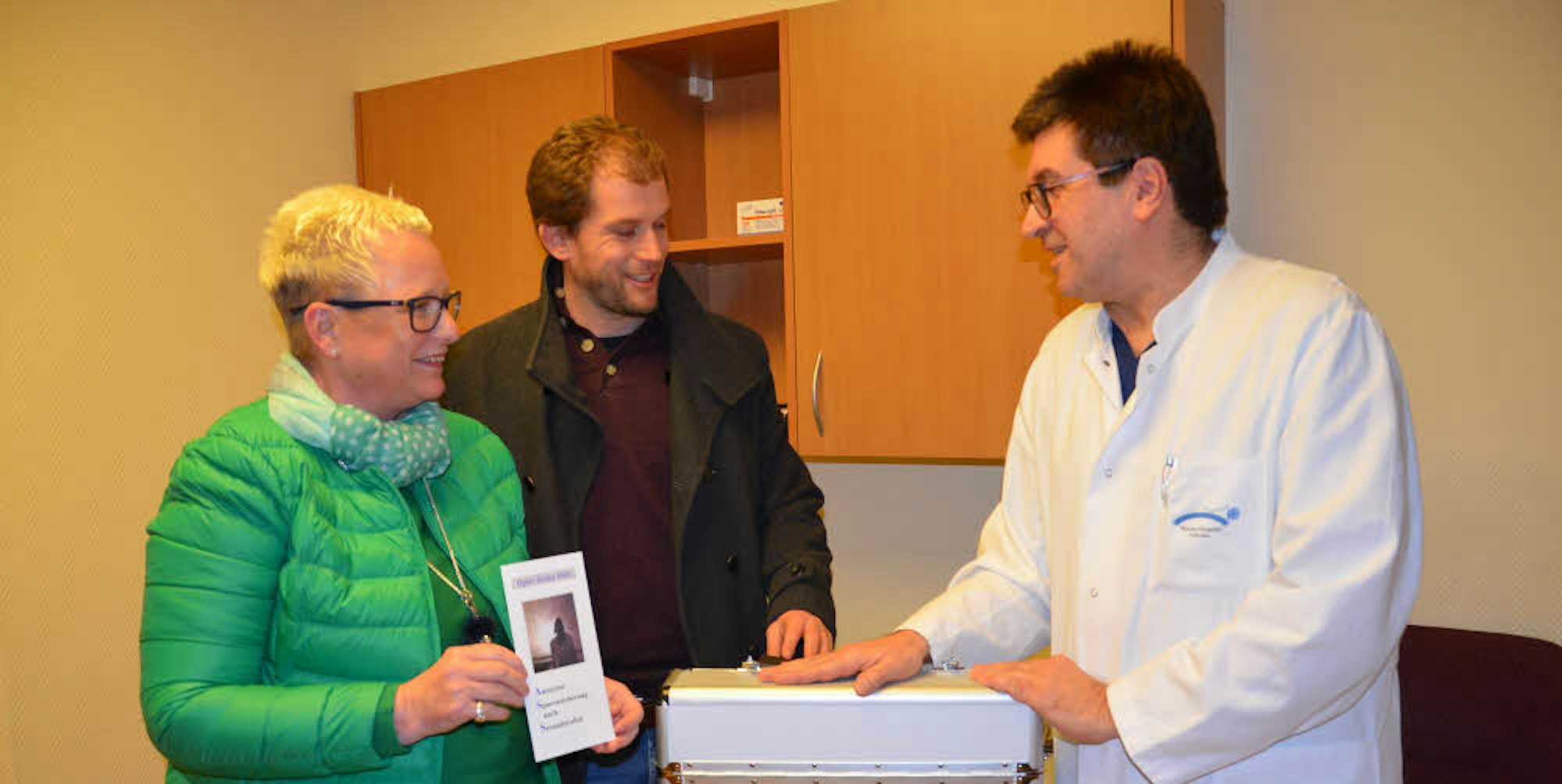 Je einen ASS-Koffer übergaben Anke Sefrin (v.l.) und Lars Mechler vom Opfernetzwerk an das Marien-Hospital Euskirchen und das Kreiskrankenhaus Mechernich, hier an den Chefarzt der Gynäkologie am Marien-Hospital, Jacek Goldzinski.