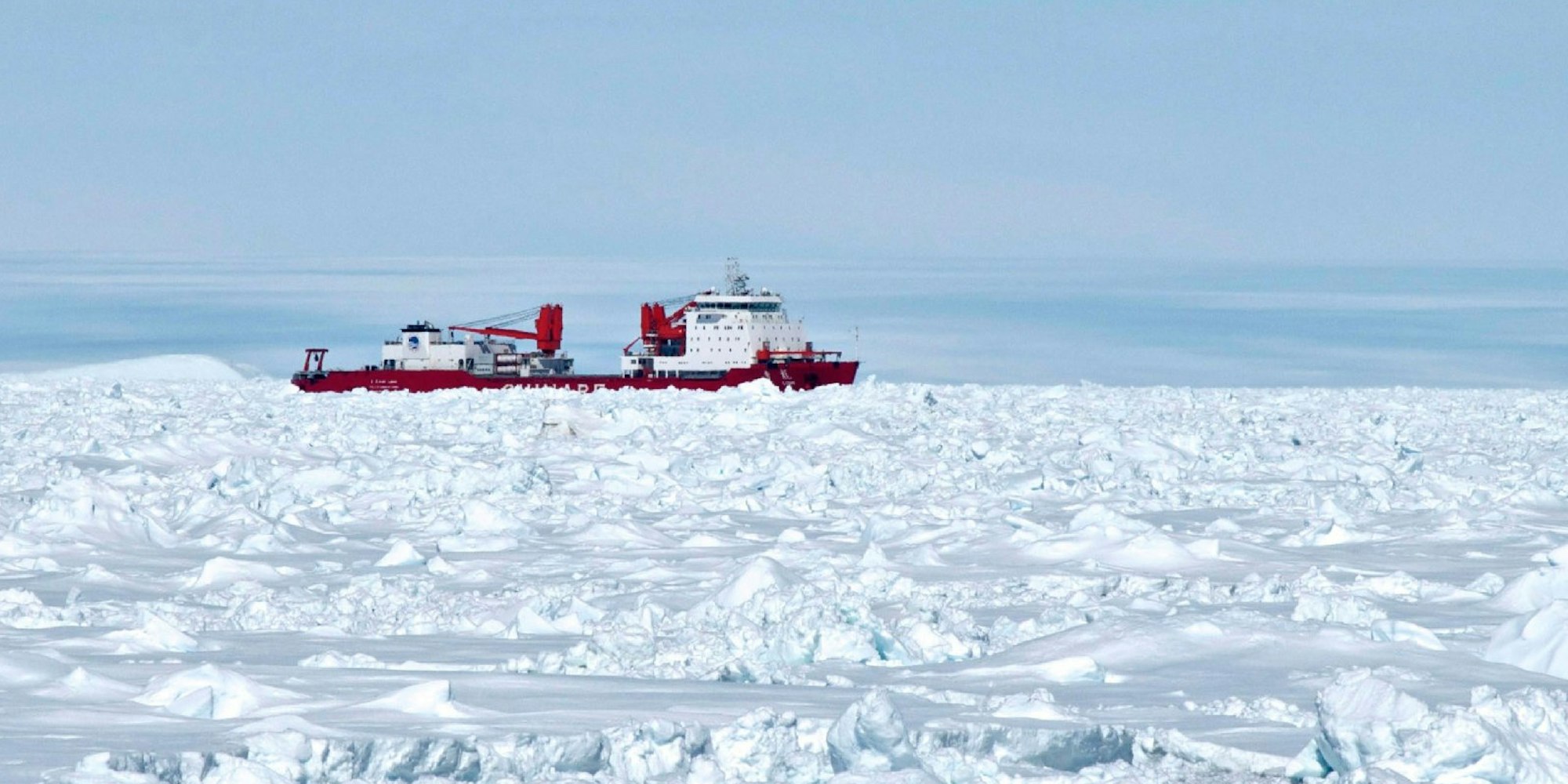 Der chinesische Eisbrecher Xue Long (Snow Dragon) steckt nun selbst fest, nachdem er Crew, Forscher und Touristen der MV Akademik Shokalskiy aus dem Polareis gerettet hat.