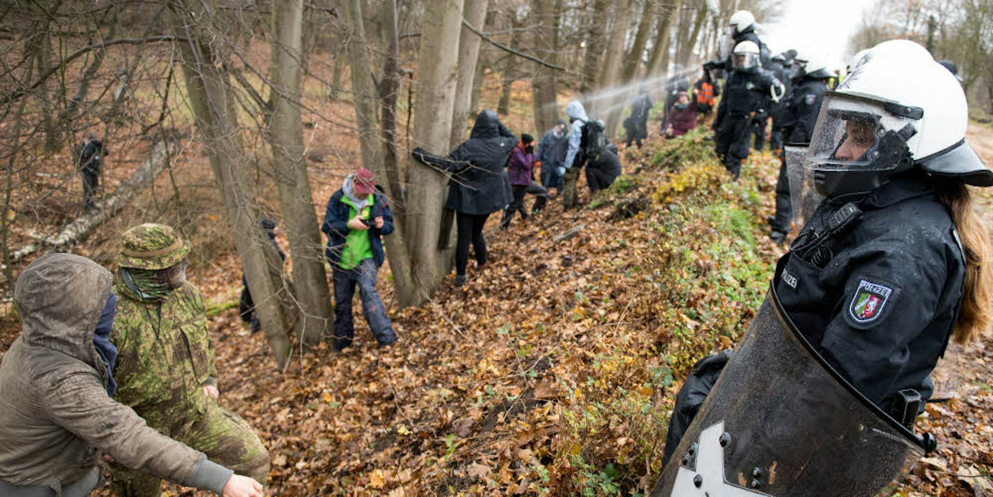 Polizisten und Demonstranten stehen sich im Hambacher Wald gegenüber – es kommt zum Einsatz von Pfefferspray durch die Beamten.