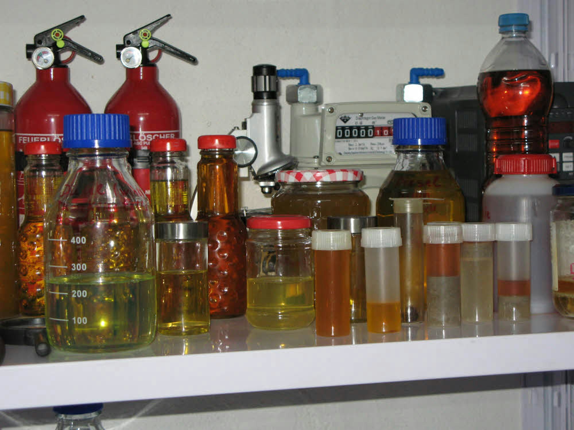 Im Kellerregal: In Gläsern und Flaschen werden die synthetisch erzeugten Kraftstoffe aufbewahrt.