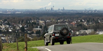 Der Blick über Rösrath nach Köln ist reizvoll, die Nutzung der viel befahrenen K 39 für Radler ist es eher nicht.