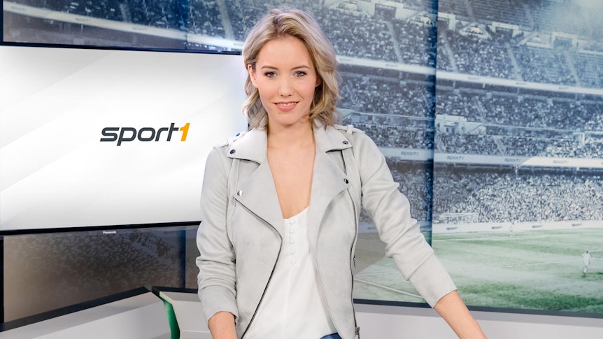 Laura Pependick moderiert eine TV-Übertragung bei Sport1.