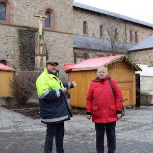Das Konzept des Flutmarktes stellten Marktleiterin Ute Jost und ihr Mann Hubert auf dem Kirchplatz vor.