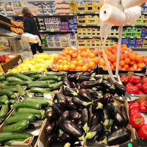 Obst- und Gemüsesorten in einem Berliner Supermarkt. (Symbolbild)