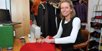An ihrer Nähmaschine stellt Emma-Maria Laufenberg Jacken, Röcke, Mäntel und vieles mehr her. (Foto: Rosenbaum)