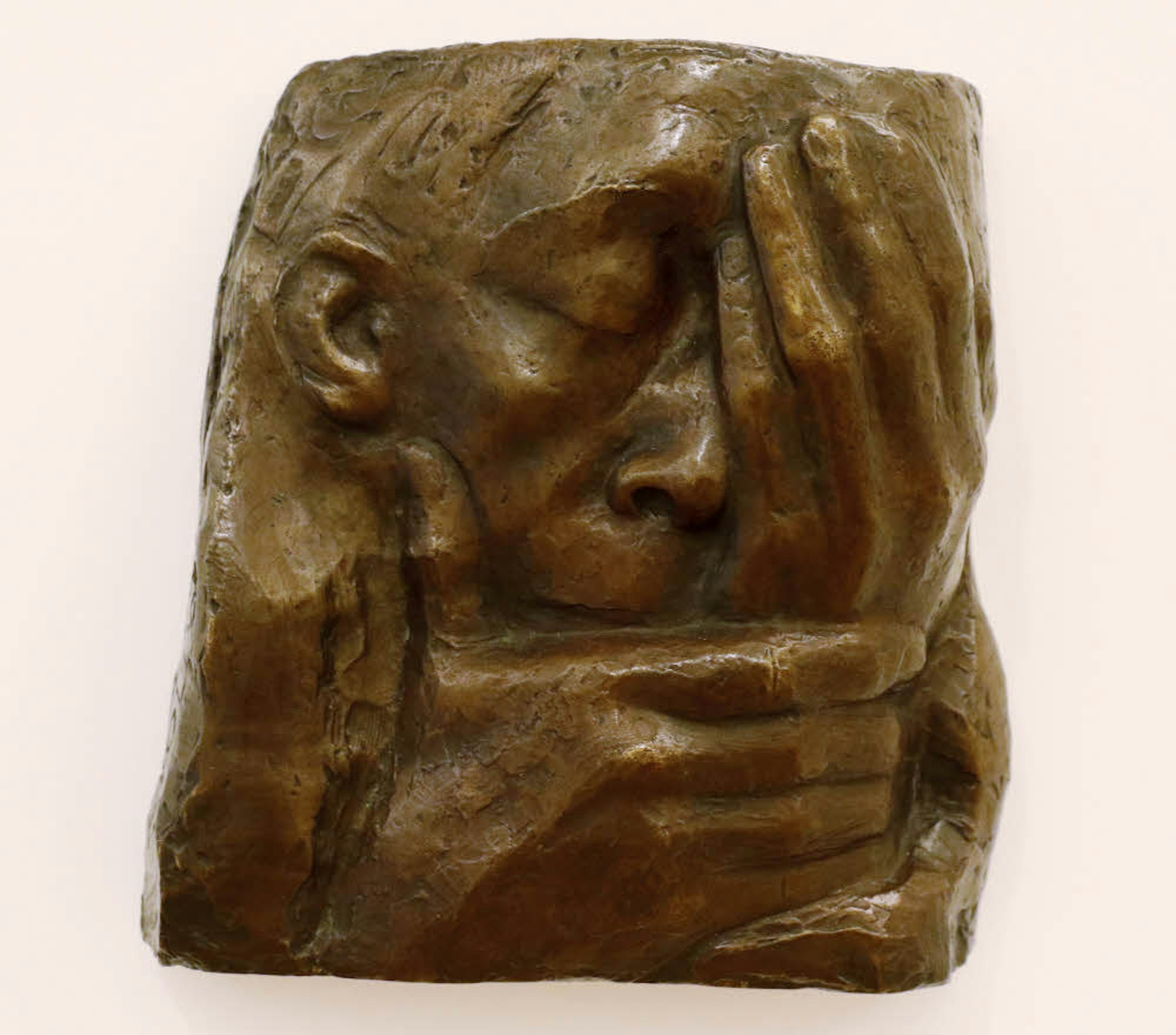 Die Hände rahmen das Gesicht: Auch als Bildhauerin war Kollwitz eine Virtuosin des Gefühls.