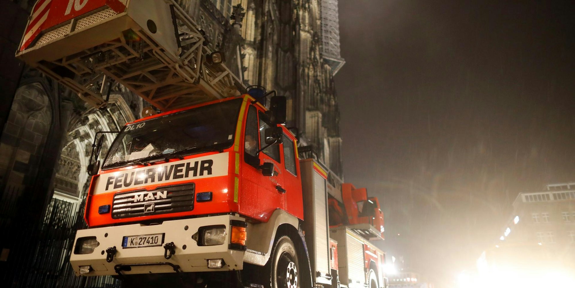 Kölner Feuerwehr ist am Kölner Dom im Einsatz