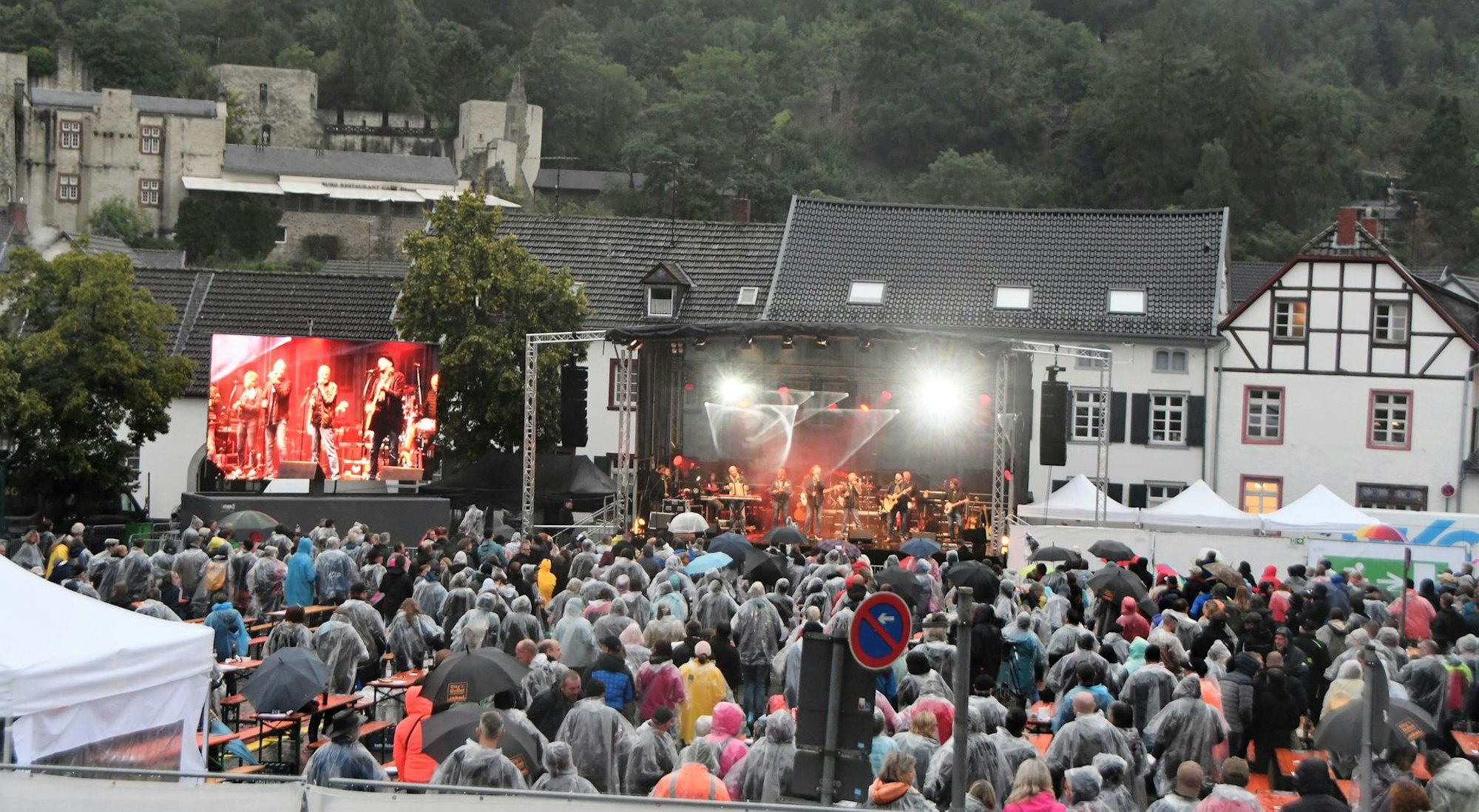 Mehrere Hundert Zuschauer waren trotz des miserablen Wetters auf den Klosterplatz in Bad Münstereifel gekommen, um sich für ein paar Stunden eine Auszeit zu gönnen.