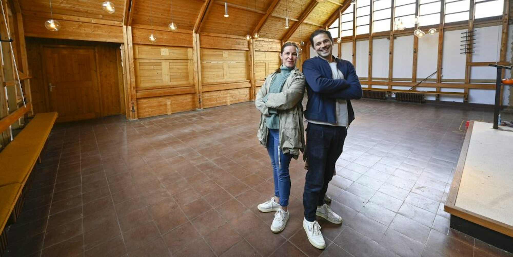 Die Eheleute David Uessem und Julia Goldmann-Uessem freuen sich darauf, bald in Berghausen ihren Lebensmittelpunkt zu haben. Der ehemalige Kirchenraum soll das Atelier von Künstler David Uessem werden.