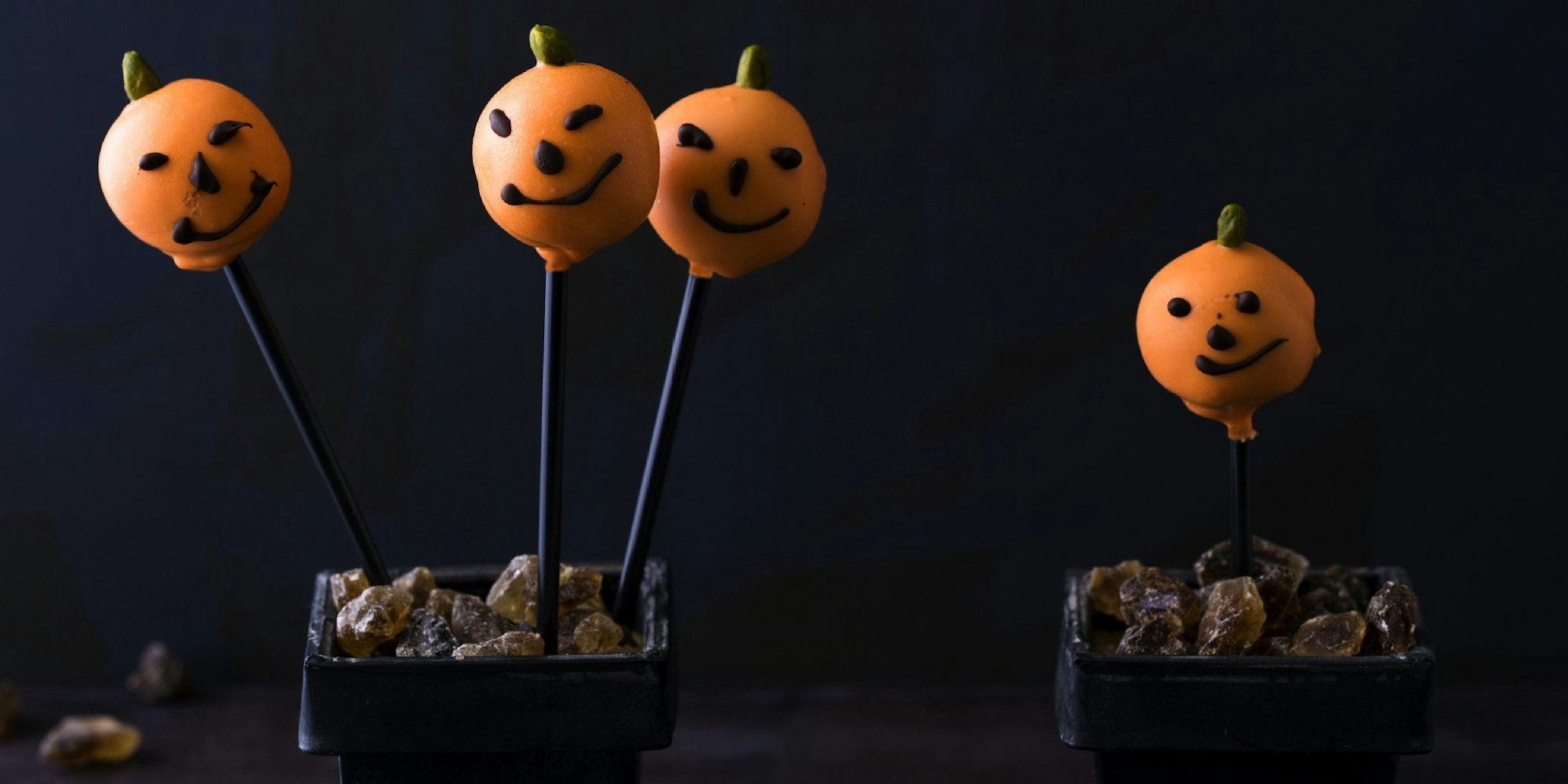 Mit Cake-Pops lassen sich tolle Ideen für ein Halloween-Buffet umsetzten.