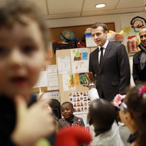 Frankreich Präsident Emmanuel Macron (Mitte) und Bildungsminister Jean-Michel Blanquer mit Vorschulkindern in Paris.