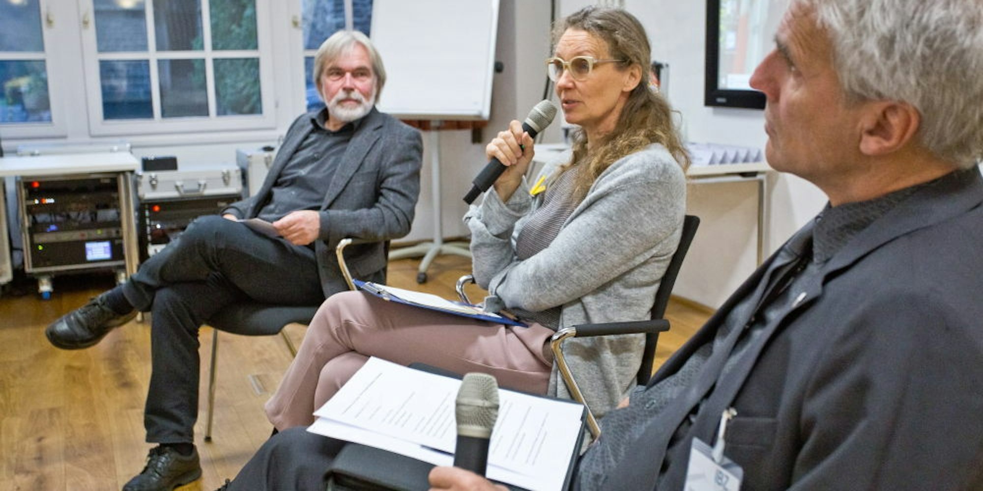 Umweltaktivistin Antje Grothus im Gespräch mit dem Aachener Polizeipräsident Dirk Weinspach (r.) und Udo Behrendes.