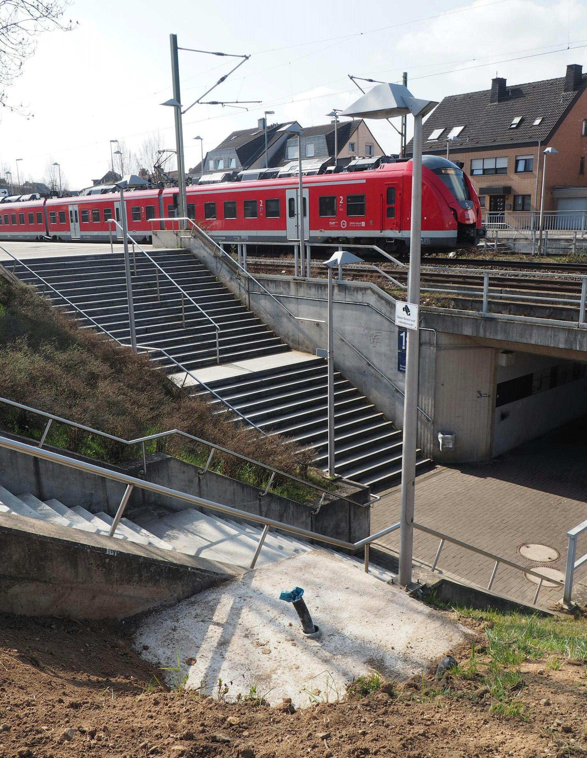 Das Fundamt für das Fahrgastinformationssystem am Pulheimer Bahnhof ist gegossen.