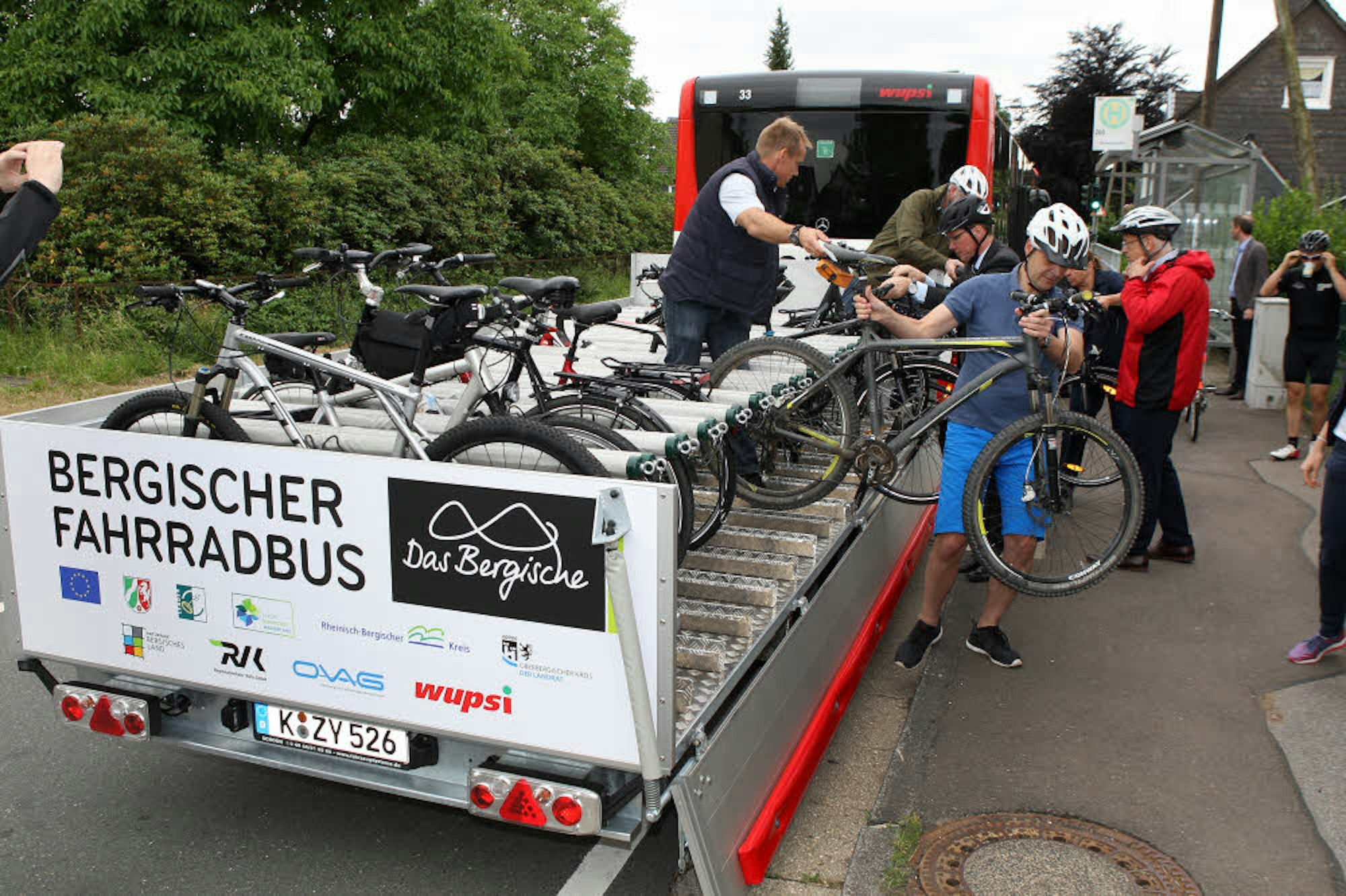 Die Fahrgäste verladen ihre Zweiräder selbst auf den Anhänger des Bergischen Fahrradbusses. Die Befestigung ist kinderleicht.