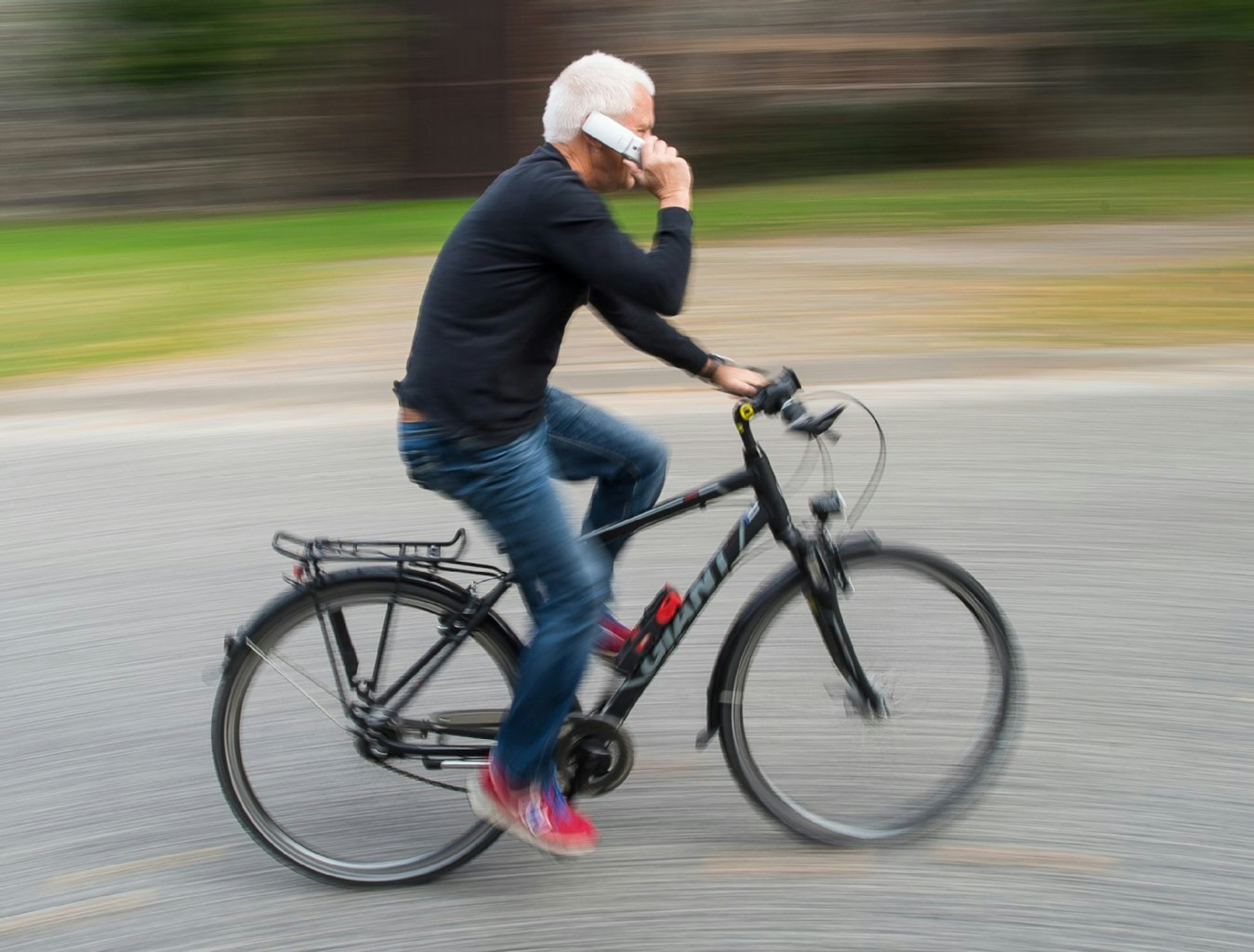 Ist Telefonieren oder das Schreiben von Nachrichten auf dem Fahrrad erlaubt?