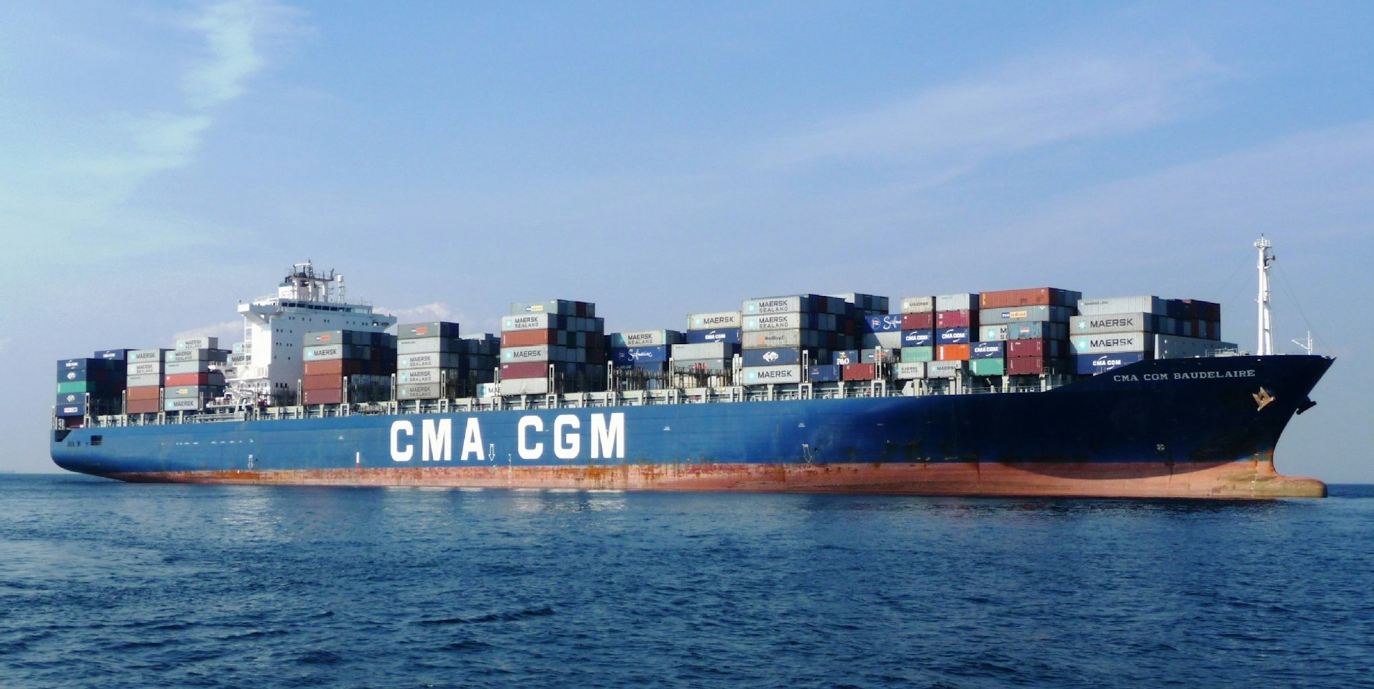 Die MS CMA CGM Baudelaire steuert den Hafen von Durban, Südafrika, an.