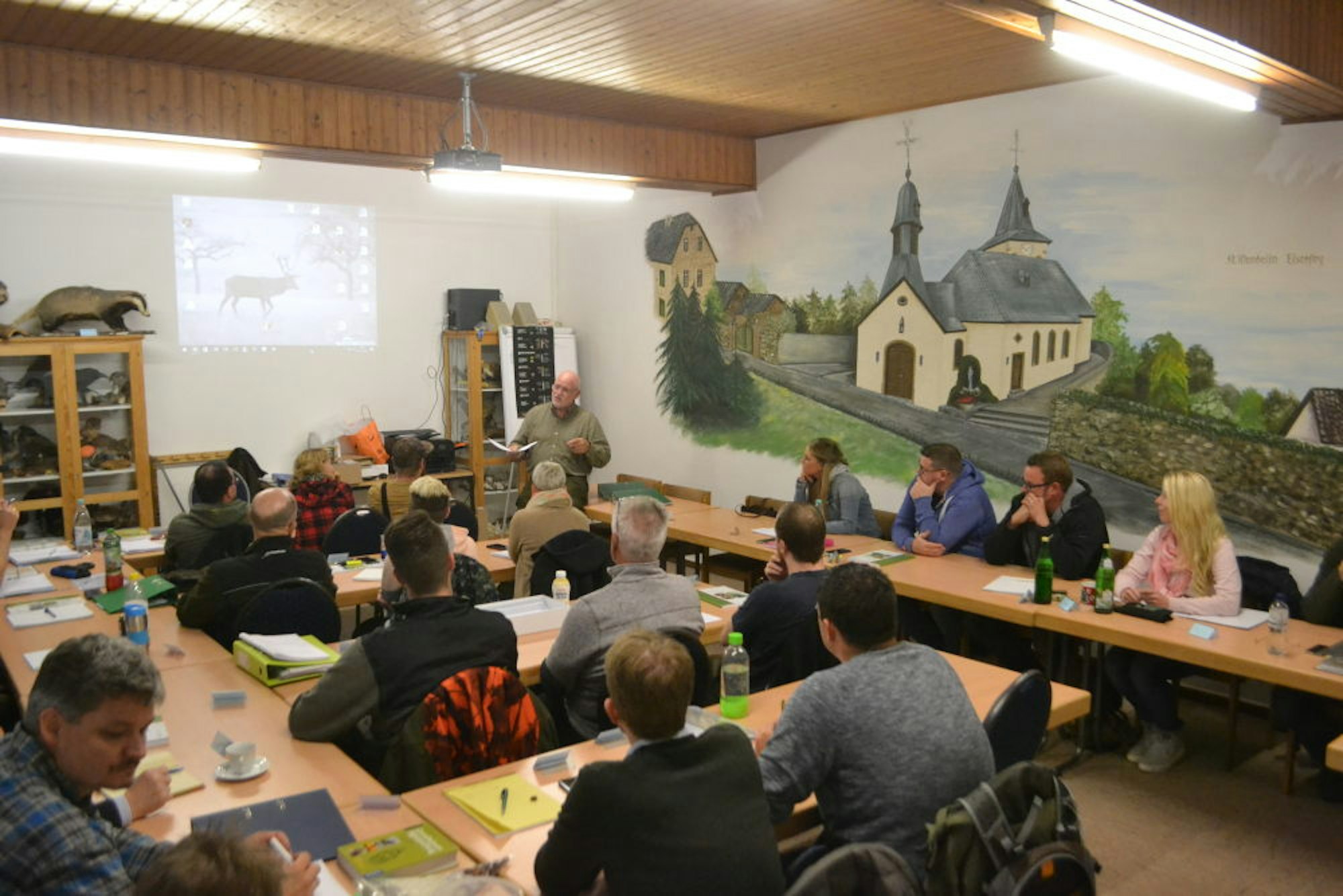 Bundeswald- und Landesjagdgesetz: Konzentriert hören die Jagdschüler Jäger Bobby Mohr beim Unterricht zu.