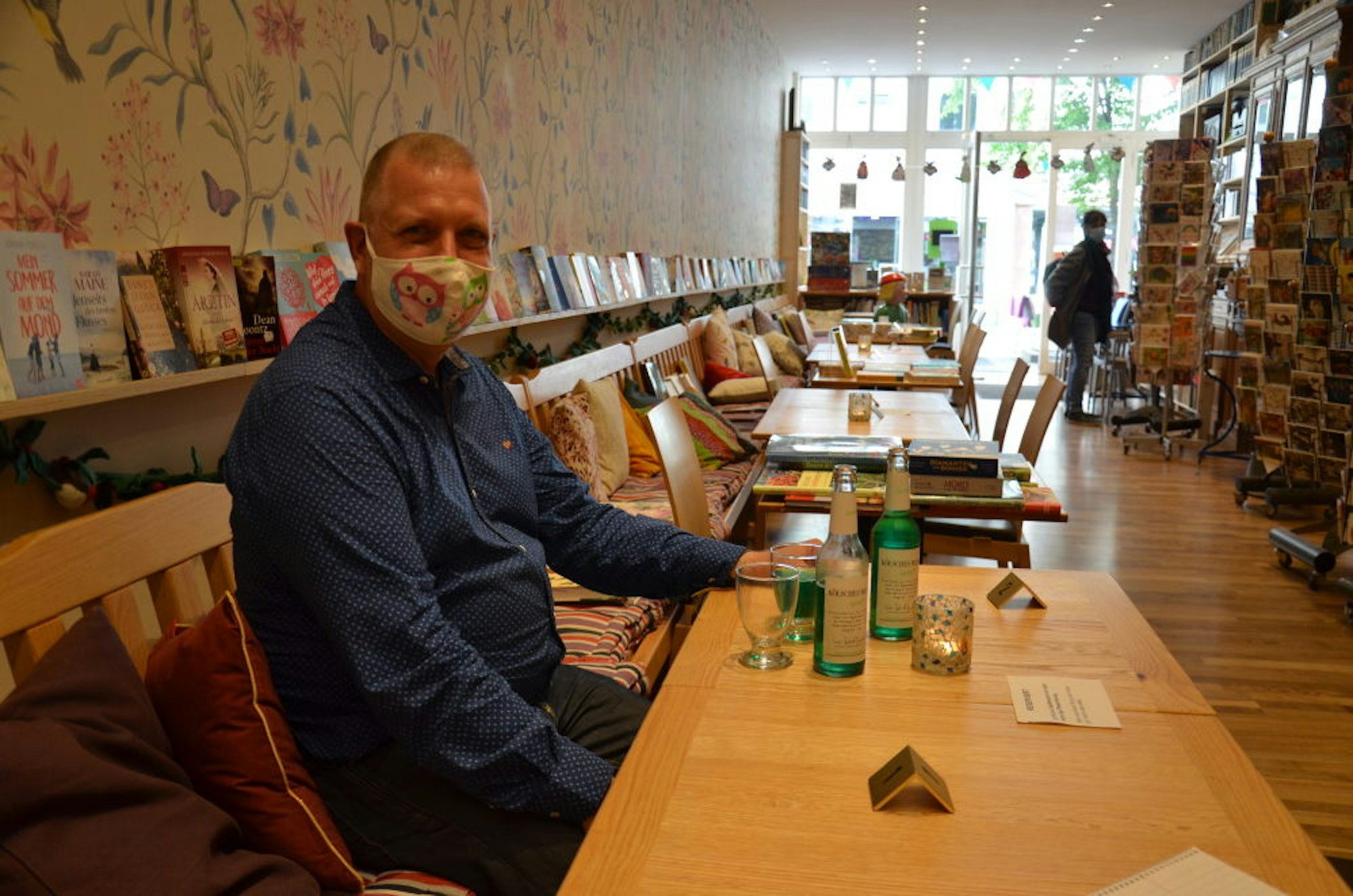 Klaus Dohmen musste die Zahl der Sitzplätze in seinem Brühler Literatur-Café reduzieren, um Auflagen gerecht zu werden.