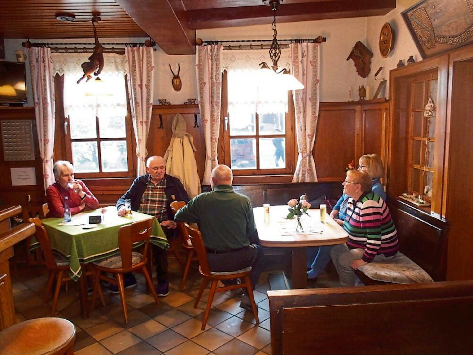 Wirtin Mary Kölschbach und ihr Mann Christoph versorgten ihre Gäste über Jahrzehnte zuverlässig mit Getränken und Speisen aus eigener Küche. Der Siegtaler Hof war über Generationen in Familienbesitz.