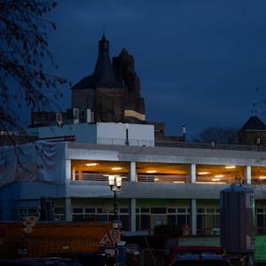 Das funktionale Licht des Parkdecks der Schlossgalerie stört den Blick auf die historische Silhouette Bensbergs.