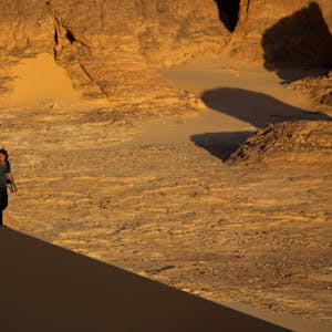 Michael Martin gehört zu den bekanntesten Wüstenfotografen, hier ist er unterwegs im Ennedi-Gebirge der Sahara, Tschad.