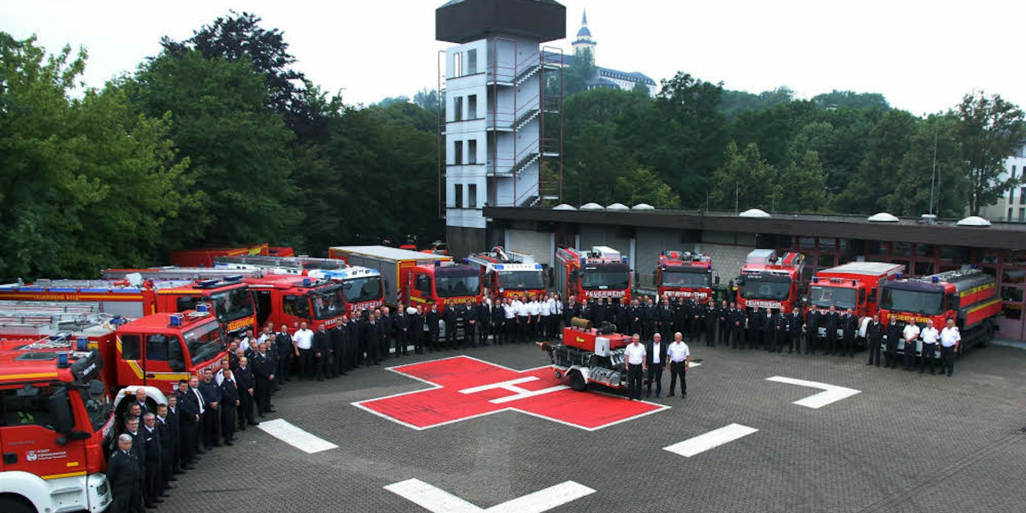 Die neue Alarm-Bereitschaft Waldbrand samt ihren Fahrzeugen kam in Siegburg zu einer Schulung zusammen.