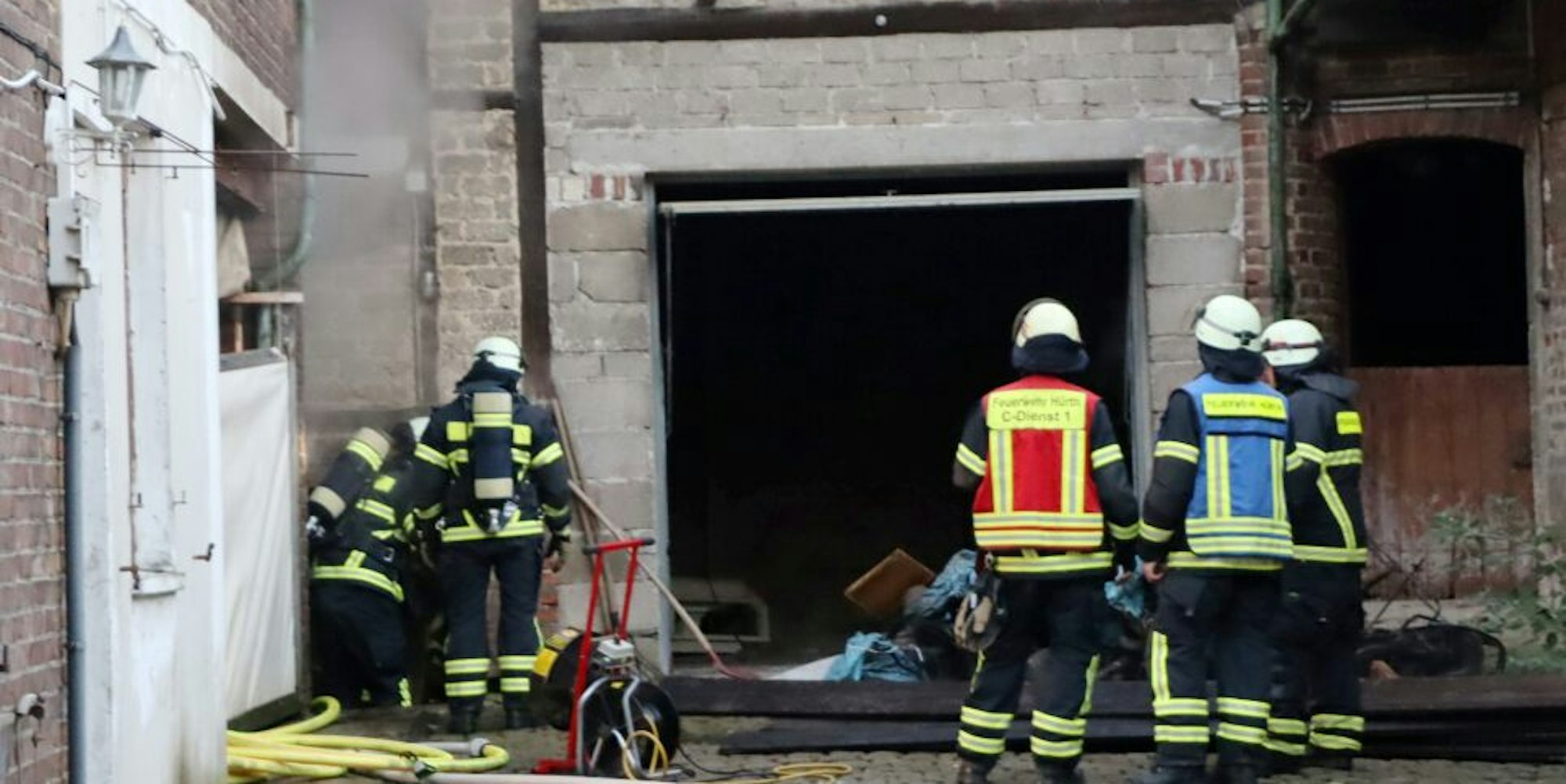 Zahlreiche Feuerwehrleute waren gestern im Einsatz, um den Kellerbrand eines Bauernhofs in Fischenich zu löschen.