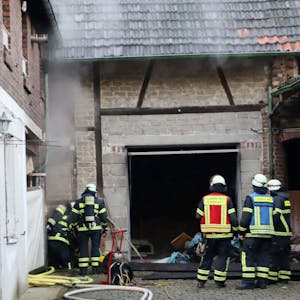 Zahlreiche Feuerwehrleute waren gestern im Einsatz, um den Kellerbrand eines Bauernhofs in Fischenich zu löschen.