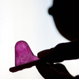 Eine Schatten-Hand hält ein Kondom