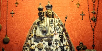 Die Barocke Holz-Madonna aus dem 17. Jahrhundert steht im linken, nördlichen Querschiff des Doms.