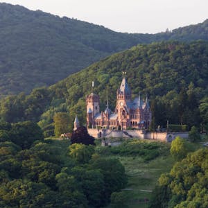 Beliebte Kulisse: Auf Schloss Drachenburg wurden neben Reiseberichten und historischen Produktionen auch schon Werbefilme für eine japanische Kosmetikserie gedreht.