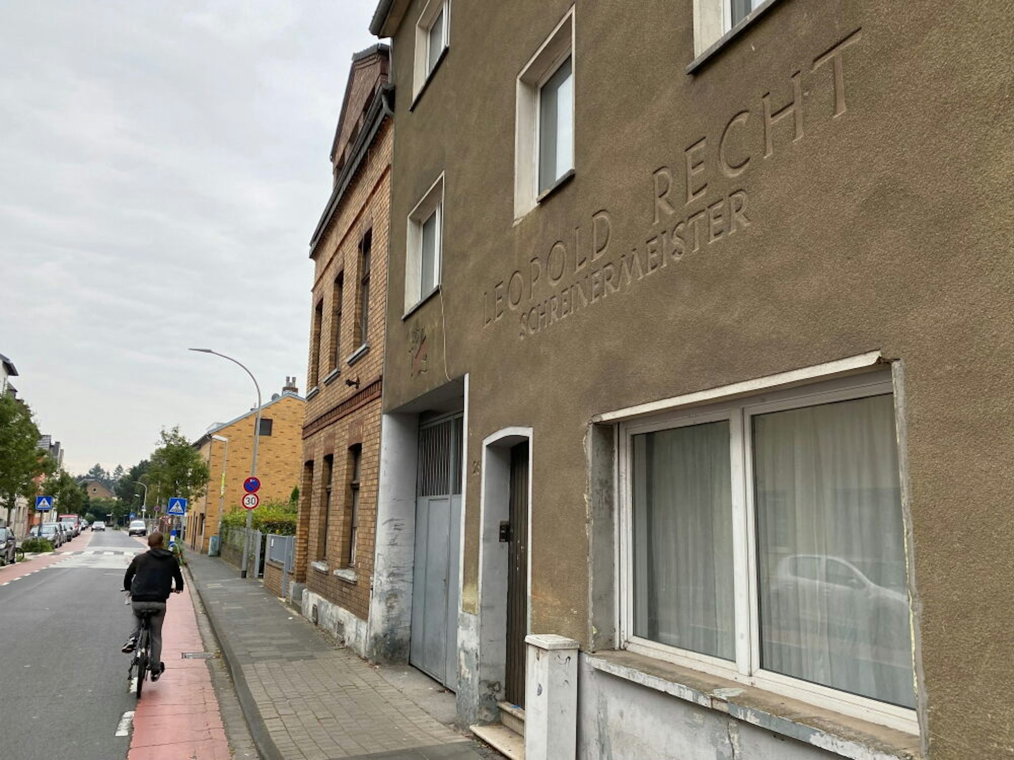 Auch an der Bonnstraße werden leerstehenden Bauten abgerissen und durch Neubauten ersetzt.